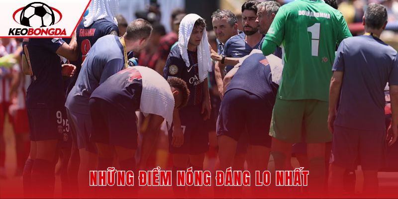 Sân hở và khí hậu nóng ẩm gây áp lực lớn